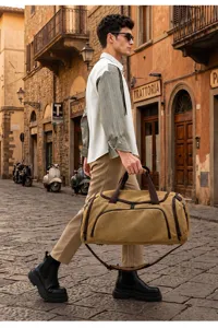 Vue détaillée du grand sac de voyage en toile dans une rue européenne en extérieur.