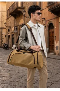 Vue détaillée du grand sac de voyage en toile porté par un modèle dans une rue européenne.