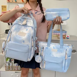 Gedetailleerd overzicht van een lichtblauwe 4-delige schooltas set met leuke strikjes.