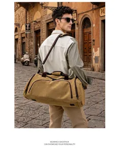 Détail du sac de voyage en toile grande capacité et quincaillerie robuste pour hommes dehors.