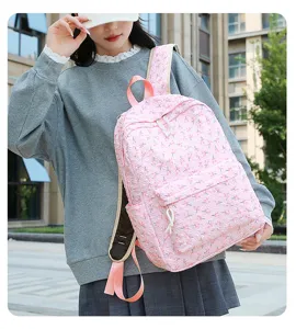 Roze bloemige rugzak detailweergave, schattige schooltas voor studenten, duurzame casual dagrugzak.