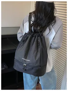 Gitterkordelzug Rucksack mit unterem Reißverschlussfach Detailansicht Alltagstasche.