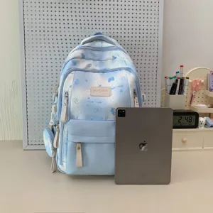Lichte blauwe schoolrugzak met leuke strikjesprint en handig tasje voor tieners.