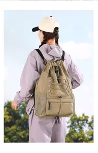 Vue détaillée du sac à dos de sport avec cordon léger et poches latérales en filet.