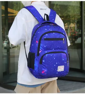 Vue détaillée du sac à dos élégant avec imprimé galaxie et plusieurs poches pratiques.