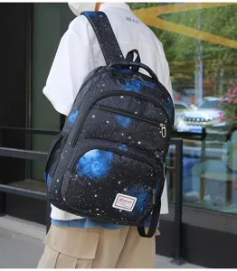 Vue détaillée du sac à dos élégant à imprimé galaxie porté à l'extérieur avec des poches.