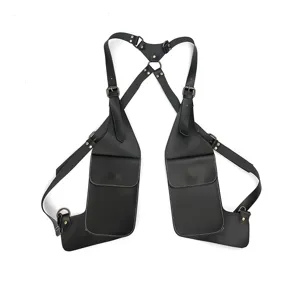 Detailansicht der schwarzen PU Leder Schultertasche mit Beschlägen und Taschendesign.