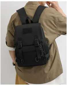 Detailansicht des schwarzen taktischen Rucksacks am Modell mit robusten Gurten und Schnallen.