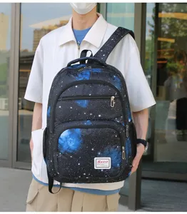 Vue détaillée du sac à dos étudiant bleu étoilé élégant avec grande capacité.