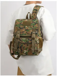 Detailansicht des digitalen Tarn-Taktik-Rucksacks, langlebiger Outdoor-Sportrucksack mit Gurtband.