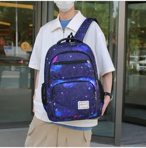 Sac à dos spacieux avec motif de galaxie, poches multiples pour le quotidien et l'école.