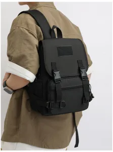 Detailansicht des schwarzen Taktik-Rucksacks mit strapazierfähigem Stoff und Schnallen.