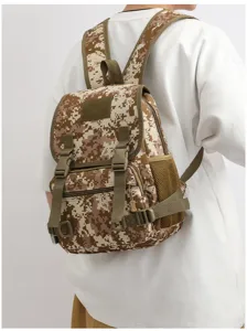 Detailansicht des taktischen Camo-Rucksacks mit mehreren Taschen, robusten Gurten und Schnallen.