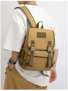 Taktischer Rucksack Detailansicht mit robustem Material, Seitentaschen und Schnallen.