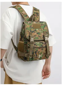 Detailansicht des taktischen Camo-Rucksacks mit robusten Trägern und strapazierfähigen Schnallen.