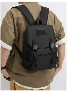 Detailansicht des schwarzen Taktik-Rucksacks mit robustem Stoff und Schnallendetails.