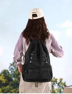 Sac à dos de sport noir léger et imperméable avec cordons élastiques et poches en filet.