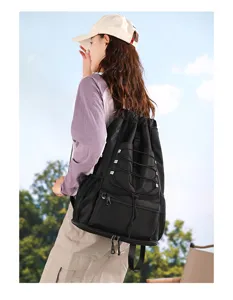 Vue détaillée du sac à dos de sport noir multifonctionnel, montrant grande capacité et sangles.