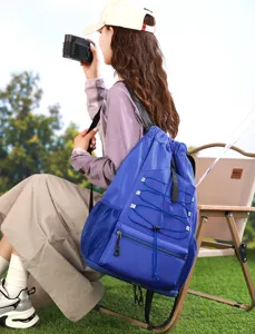Sac à dos de sport imperméable léger pour fitness et voyage en plein air avec plusieurs poches.
