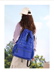 Vue détaillée du sac à dos de sport bleu imperméable avec cordon et poches en filet résistantes.