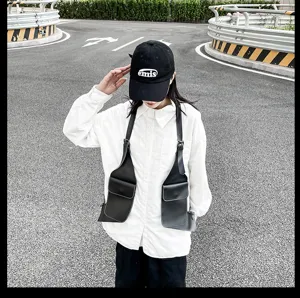 Elegante schwarze PU Leder Holster Weste Tasche für Outdoor Mode und urbanen Streetwear Stil.