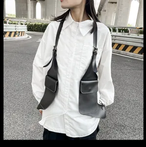 Detailansicht der schwarzen PU-Leder-Schultertasche mit Riemen und praktischen Taschen.