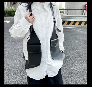 Detailansicht der schwarzen PU Leder Gurt Tasche, stylisches Streetwear Brusttasche Design.