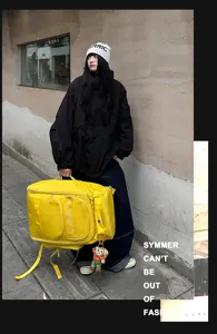 Détail du sac à dos de voyage extérieur avec grands compartiments et design jaune.