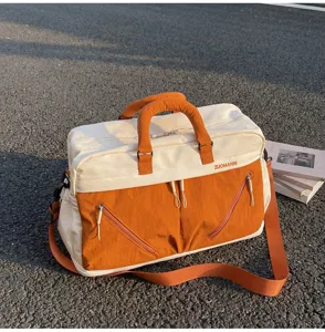 Large capacity travel duffel bag canvas sportswear luggage weekender bag with shoulder strap.