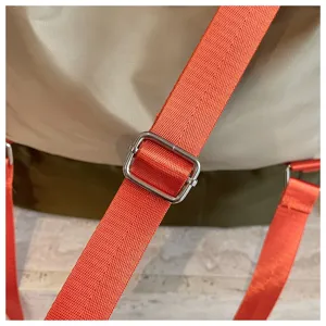 Nahaufnahme des strapazierfähigen, orangefarbenen verstellbaren Riemens mit Metallschnalle.