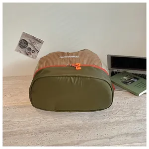Nahaufnahme Detail des karierten und grünen Farblock Kordelzug Rucksacks mit Reißverschluss.