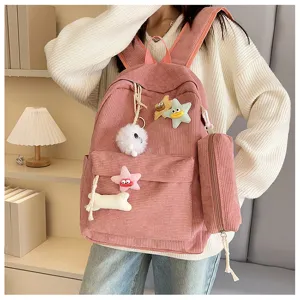Dettaglio zaino in velluto a coste rosa con simpatici ciondoli a stella in peluche e astuccio abbinato.