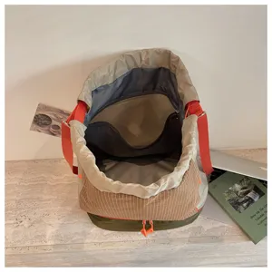 Vielseitiger Kordelzug-Rucksack mit kariertem Boden, verstellbaren orangen Gurten und Fächern.