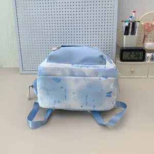 Lichtblauwe studentenrugzak detail met schattige vlinder- en bloemenprint, stijlvolle schooltas.