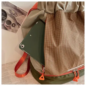 Stilvoller Karo-Kordelzug-Rucksack für Sport, Fitness und Freizeit. Langlebiger Tagesrucksack.