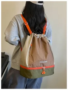 Detailansicht des stilvollen Karo-Kordelzug-Fitnessrucksacks mit Nassfach und Trägern.