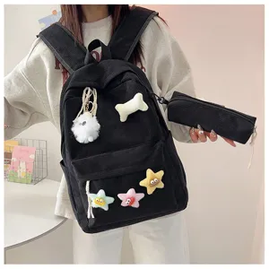 Set zaino in velluto a coste nero con simpatici ciondoli in peluche e astuccio scolastico.