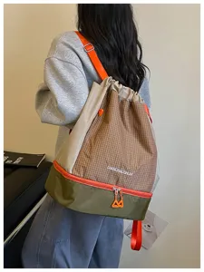 Detailansicht des farbblockierenden Kordelzug-Rucksacks mit Nass-Trocken-Fach und Karomuster.