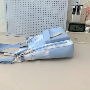 Lichtblauwe studentenrugzak met schattige sterrenstrikprint, casual grote schooltas voor tieners.