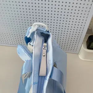 Lichtblauwe rugzak detailweergave met schattige strik en sterren print, handige ritssluiting.