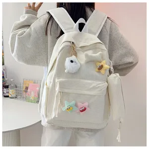 Zaino da studente stile accademico in corduroy a 3 pezzi con pendenti in peluche e astuccio dettaglio.