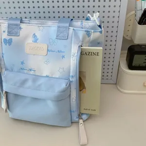 Lichte blauwe rugzak voor studenten met leuke strikken en grote opslagcapaciteit voor dagelijks.