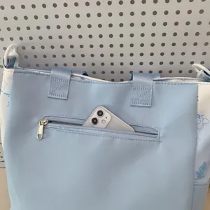 Lichtblauwe canvas shopper tas detail voorzijde met ritsvak en schouderbanden