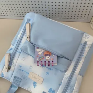 Lichtblauwe bedrukte strik studentenrugzak met voorvak en schattig patroonontwerp.