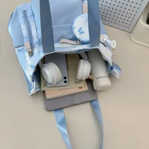 Lichte blauwe studenten rugzak met vlinder print, grote capaciteit casual boekentas voor dagelijks.