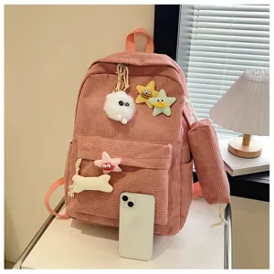 Set zaino scolastico in velluto a coste rosa con simpatici ciondoli e astuccio abbinato.