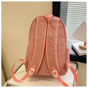 Dettaglio zaino studentesco in corduroy rosa, zainetto da viaggio con spallacci regolabili.