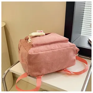Vista dettagliata zaino in velluto a coste rosa, tasca anteriore borsa casual e design cinturino