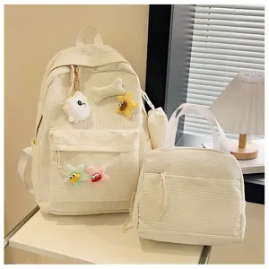 Vista di dettaglio dello zaino e della borsa in velluto a coste beige con ciondoli in peluche.