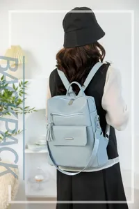 Detailansicht des hellblauen PU-Leder-Freizeitrucksacks, mit feinen Details und Trageansicht.